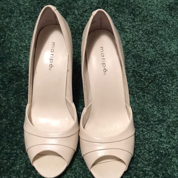 Beautiful Bone Pumps - Picture 1 of 8